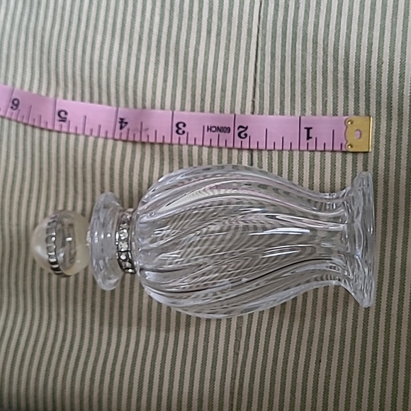 Clear perfume bottle with pearlized and crystals topper - Picture 3 of 9